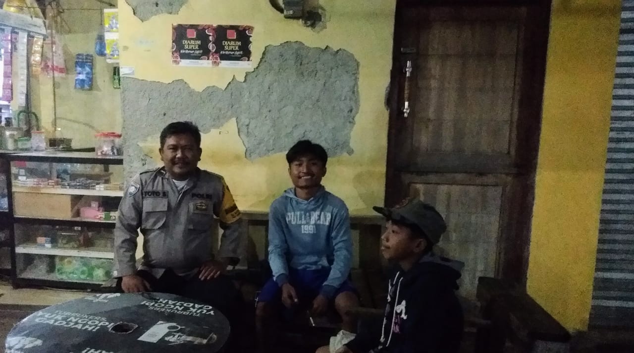 Bhabinkamtibmas Polsek Haurgeulis Lakukan Silaturahmi Kamtibmas Dengan Warga Desa Haurkolot